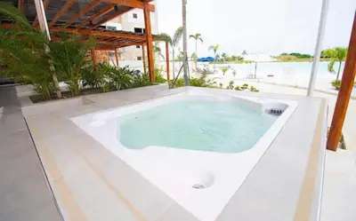 a hot tub on a patio with a view of the ocean at Exclusivo Apartamento en Baia Kristal, Kabo 2 in Cartagena de Indias
