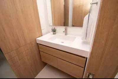 a bathroom with a white sink and a mirror at Exclusivo Apartamento en Baia Kristal, Kabo 2 in Cartagena de Indias