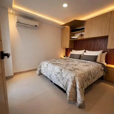 a bedroom with a large bed in a room at Despierta con vista al mar en el corazón de CTG in Cartagena de Indias