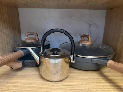 a tea kettle and a pot on a table at Despierta con vista al mar en el corazón de CTG in Cartagena de Indias