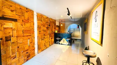 a hallway with wooden walls and a chair in a room at Habitaciones CALA Capsulas en Ciudad Jardín, desayuno incluido in Barranquilla