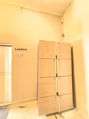 a room with a locker and a wall at Habitaciones CALA Capsulas en Ciudad Jardín, desayuno incluido in Barranquilla