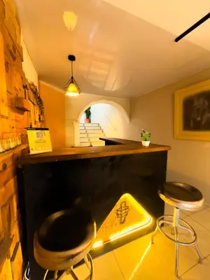 a bar with two stools in a room at Habitaciones CALA Capsulas en Ciudad Jardín, desayuno incluido in Barranquilla