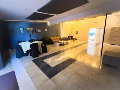a living room with a table and a couch at Habitaciones CALA Capsulas en Ciudad Jardín, desayuno incluido in Barranquilla