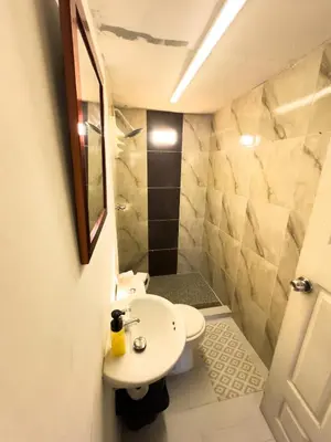 a small bathroom with a sink and a toilet at Habitaciones CALA Capsulas en Ciudad Jardín, desayuno incluido in Barranquilla
