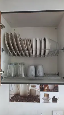 a shelf with bowls and vases in a kitchen at Apartamento en Torices Piso 24 - Cartagena - Playa cerca al Mar in Cartagena de Indias