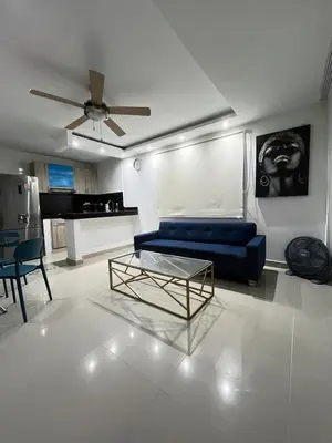 a living room with a blue couch and a table at Lindo & Cómodo Apartamento en La boquilla in Cartagena de Indias
