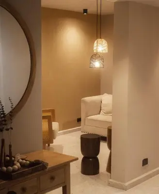 a living room with a mirror and a chair at Apartamento cerca al Mar y a el Centro Histórico in Cartagena de Indias