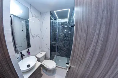 a bathroom with a shower and a toilet and a sink at Apartamento cerca al Mar y a el Centro Histórico in Cartagena de Indias