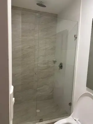 a bathroom with a glass shower with a toilet at Espectacular apartamento vista al centro y al Mar in Cartagena de Indias