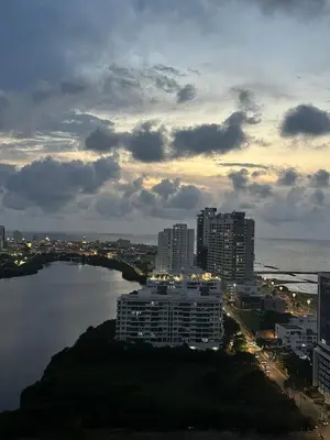 a view of a city with buildings and a body of water at Espectacular apartamento vista al centro y al Mar in Cartagena de Indias
