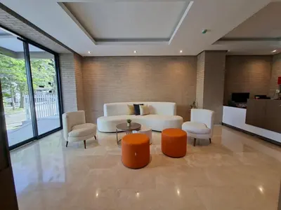 a living room with a white couch and chairs at Edificio Shanty- Easy Rents Sas in Barranquilla