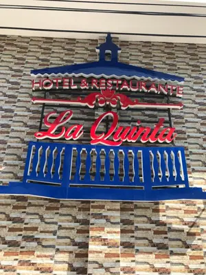 a neon sign on the side of a building at Hotel Y Restaurante La Quinta in Cartagena de Indias