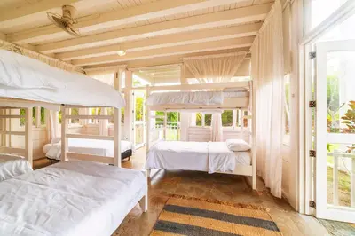 a bedroom with two bunk beds and a window at Quinta del Mar Tintipán in Isla Mucura