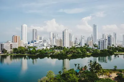 a city skyline with a large body of water at Apartamento piso 12 y 17 Welch in Cartagena de Indias