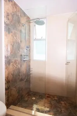 a bathroom with a shower with a glass door at Apartmento Edificio Porto Vento in Cartagena de Indias