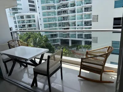 a table and chairs on a balcony with a view at Apartmento Edificio Porto Vento in Cartagena de Indias