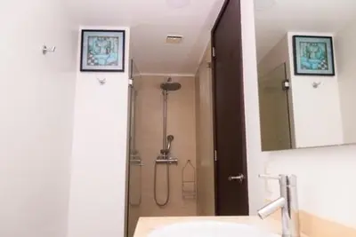 a bathroom with a shower with a sink and a mirror at Apartmento Edificio Porto Vento in Cartagena de Indias