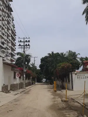 an empty street with palm trees and a building at Bello Horizonte * Unido Al Mar in Santa Marta