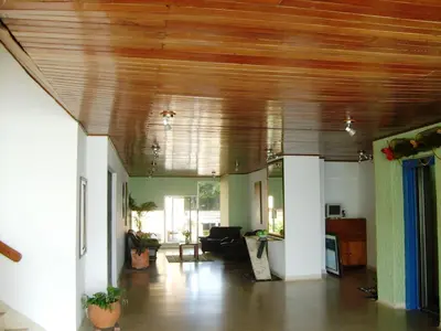 a living room with a wooden ceiling and a couch at Edificio Torre Centauro in Cartagena de Indias
