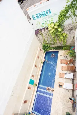 an overhead view of a swimming pool at a resort at República Hostel Cartagena in Cartagena de Indias