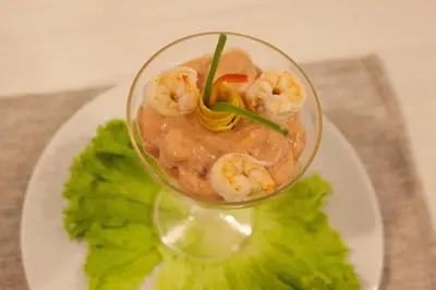 a glass vase with shrimp and sauce on a plate at Loa Tolú by Bernalo Hotels in Tolú