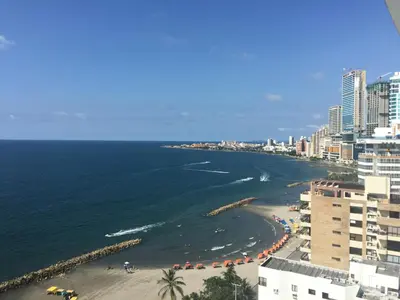 a view of a beach with buildings and the ocean at Excelente Apartamento Palmetto con vista al mar in Cartagena de Indias