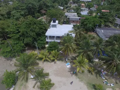 an aerial view of a house on a beach with palm trees at Condominio Milagros Coveñas in Coveñas