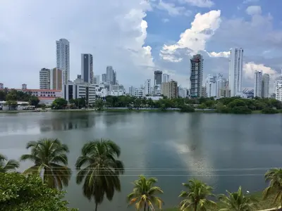 a large lake with palm trees in front of a city at Apartamento con hermosa vista y cerca de playas in Cartagena de Indias