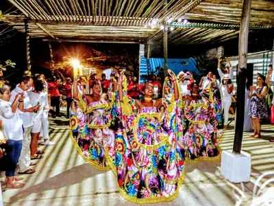 a group of women in colorful dresses in a crowd at Galerazambahostal in Galerazamba