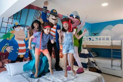 a group of kids in a bedroom with a mural at Hotel Las Americas Casa de Playa in Cartagena de Indias