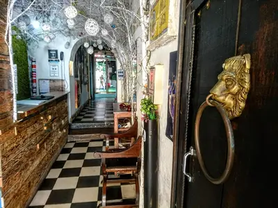 a door with a mask on it in a hallway at Hostel la Antigua Capsula in Cartagena de Indias