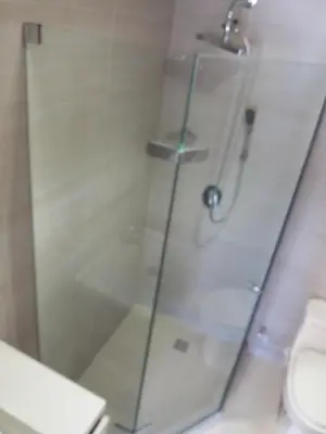 a bathroom with a glass shower with a toilet at Hermosa vista Mar in Cartagena de Indias
