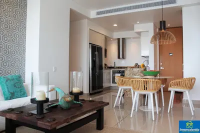 a living room and kitchen with a table and chairs at Apartamento Encantador - H2 Condominio in Cartagena de Indias