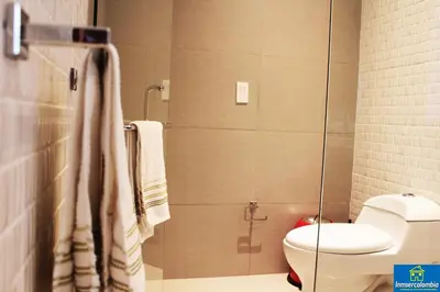 a bathroom with a toilet and a shower at Apartamento Encantador - H2 Condominio in Cartagena de Indias