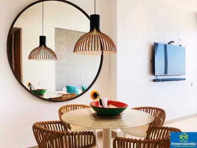 a dining room with a table with chairs and a mirror at Apartamento Encantador - H2 Condominio in Cartagena de Indias