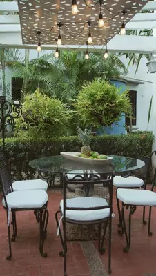 a patio with a table and chairs and plants at Alquiler casa en la playa, Tolu in Tolú