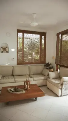 a living room with a couch and a coffee table at Alquiler casa en la playa, Tolu in Tolú