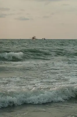 a large body of water with a boat in the distance at Alquiler casa en la playa, Tolu in Tolú