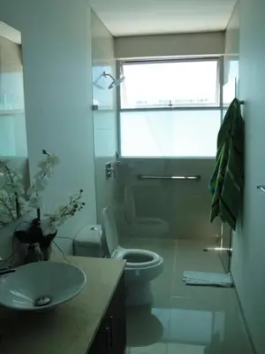 a bathroom with a sink and a toilet and a window at Apartamento Cartagena Edif Seaway 935 - Apto 501 Fotos Instagram apartamentocartagena501 in Cartagena de Indias