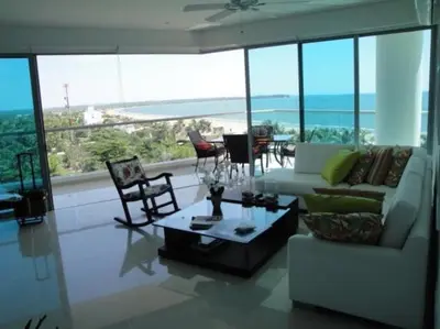 a living room with a white couch and a table at Apartamento Cartagena Edif Seaway 935 - Apto 501 Fotos Instagram apartamentocartagena501 in Cartagena de Indias