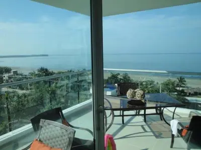 a balcony with a table and chairs and a view of the ocean at Apartamento Cartagena Edif Seaway 935 - Apto 501 Fotos Instagram apartamentocartagena501 in Cartagena de Indias