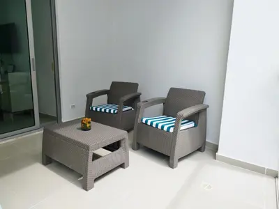 three chairs and a table in a room at Morros Epic in Cartagena de Indias