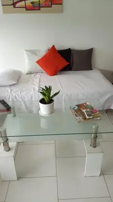a glass table with a potted plant on top of a bed at Morros con acceso directo a la playa in Cartagena de Indias
