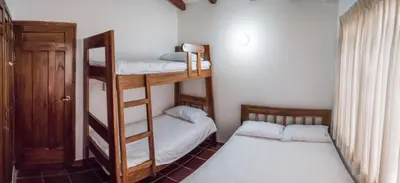 two bunk beds in a small room with two beds at Cabaña Coveñas in Coveñas