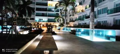 a night view of a building with palm trees at Cartagena la Boquilla amobaldo vista directa al mar a pocos pasos de playa in Santa Barbará