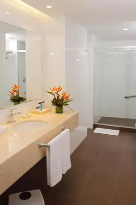 a bathroom with a sink and a large mirror at Estelar Apartamentos Barranquilla in Barranquilla