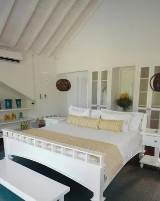 a large white bedroom with a large white bed at Hotel Agua Azul Beach Resort in Baru