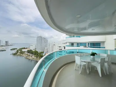 a table and chairs on a balcony overlooking the water at Apartamento semi penhouse in Cartagena de Indias