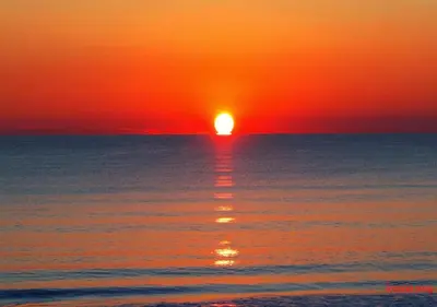 a sunset over the ocean with the sun setting at Apartamento por temporadas en Bocagrande Cartagena in Cartagena de Indias